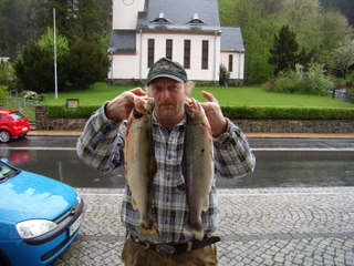 Stefan Parg 29.04.2008 -  Bachsaiblinge  44 cm 1150 gr   46 cm 1150 gr   im Ausgleichbecken Eichicht 
